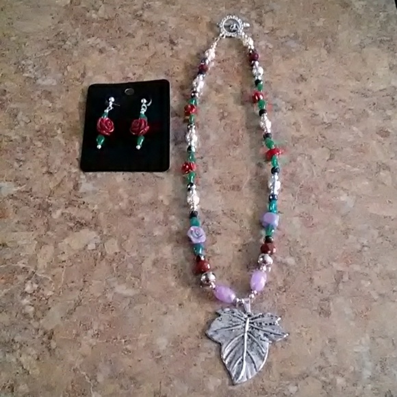 Jewelry - NWOT Women's 2-pc Necklace Set